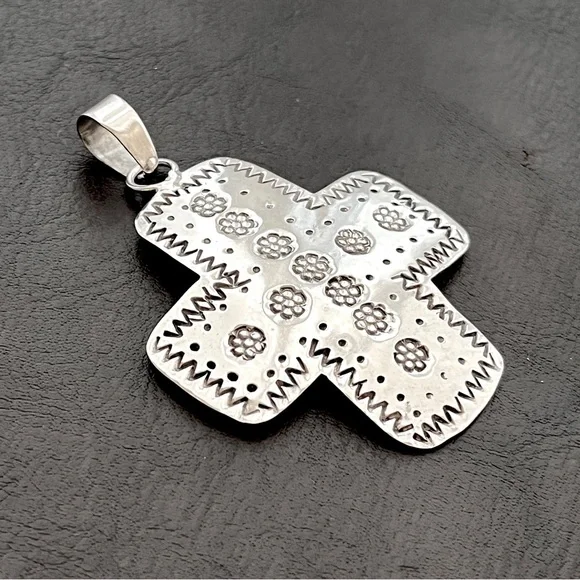🟦SALE🟦 Vintage Taxco Mexico Large Sterling silver hand stamped cross pendant - Picture 7 of 10